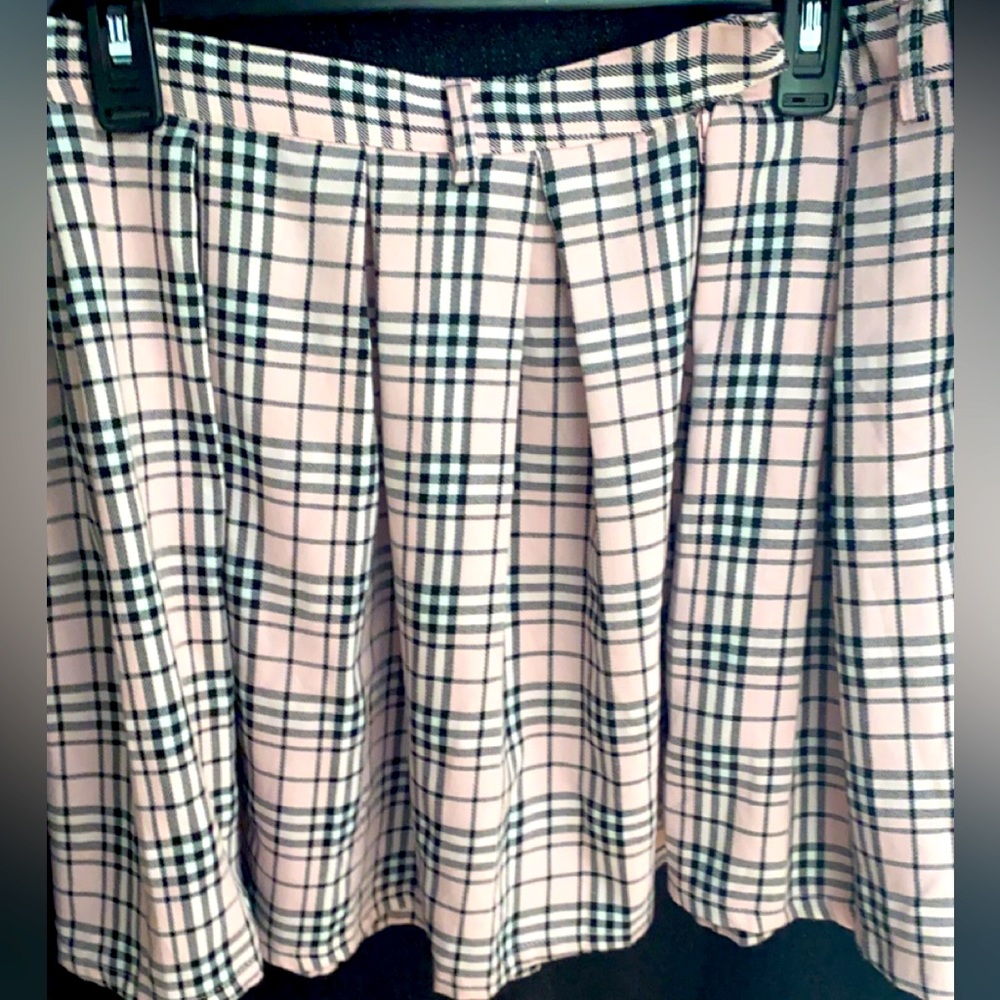Hot Topic - Pink and Black Plaid Pleated Skirt W/ Matching Belt